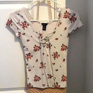 (XS) Cute floral crisscross top🌺🌹
